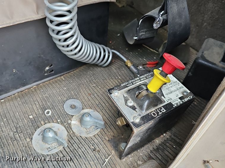 image for item DR5942 2004 Kenworth  semi truck