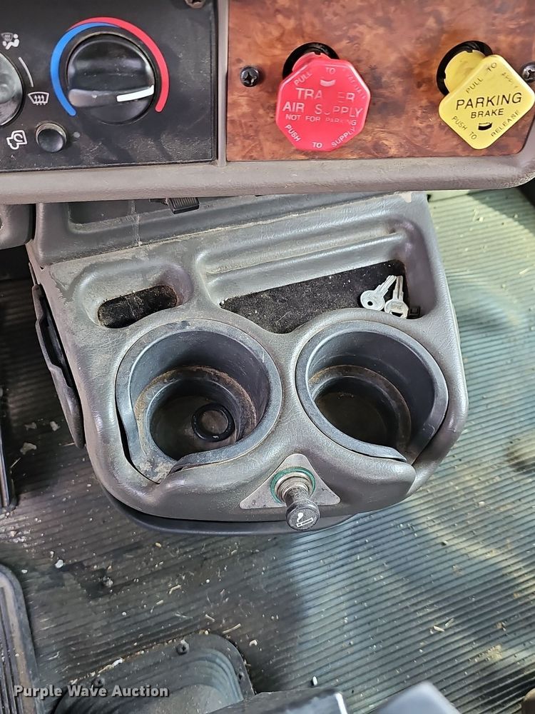 image for item DR5942 2004 Kenworth  semi truck