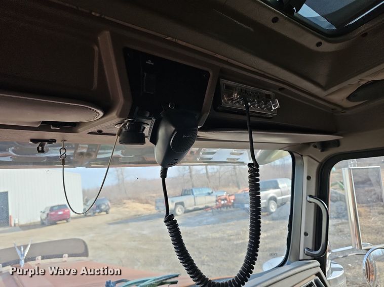 image for item DR5942 2004 Kenworth  semi truck