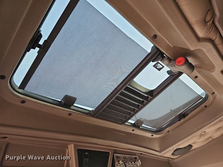 image for item DR5942 2004 Kenworth  semi truck