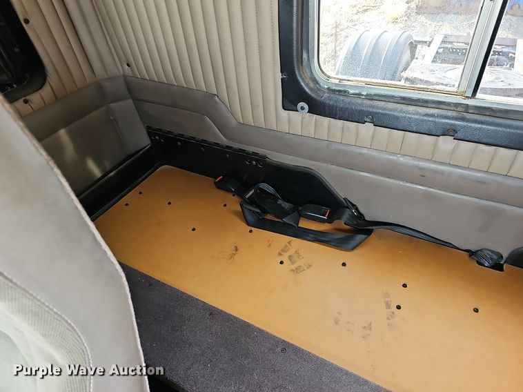 image for item DR5942 2004 Kenworth  semi truck