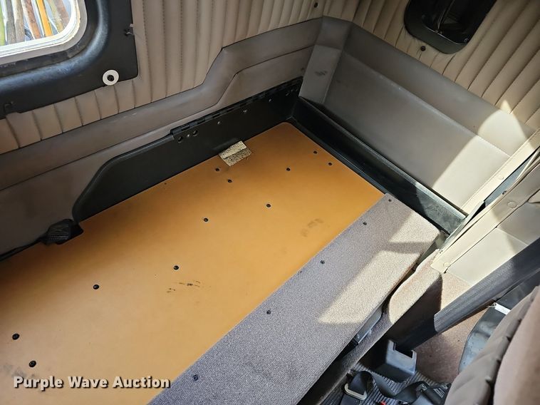 image for item DR5942 2004 Kenworth  semi truck