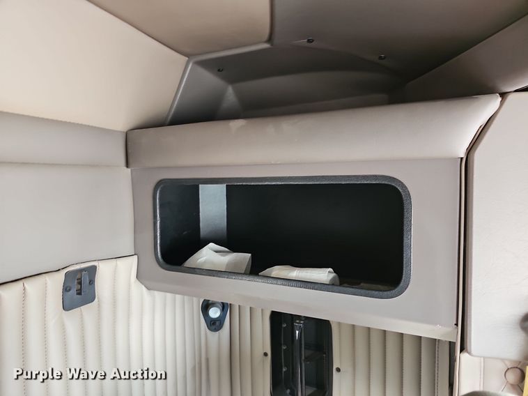 image for item DR5942 2004 Kenworth  semi truck