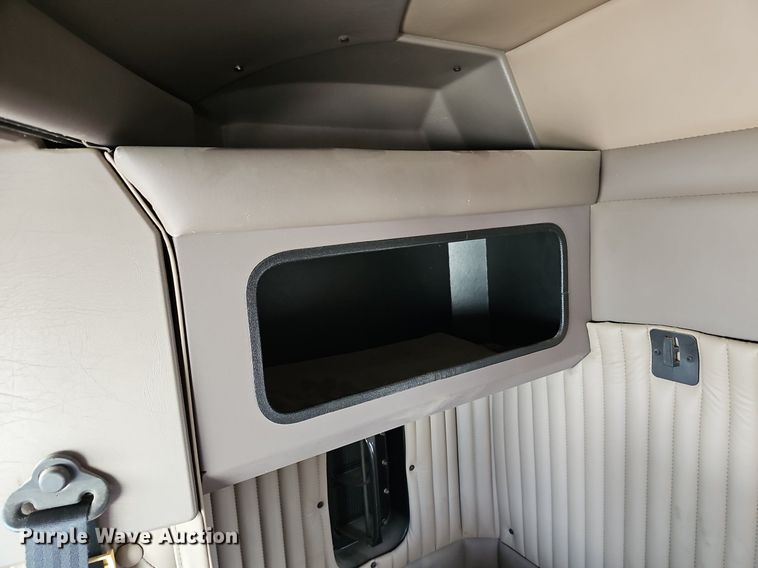 image for item DR5942 2004 Kenworth  semi truck