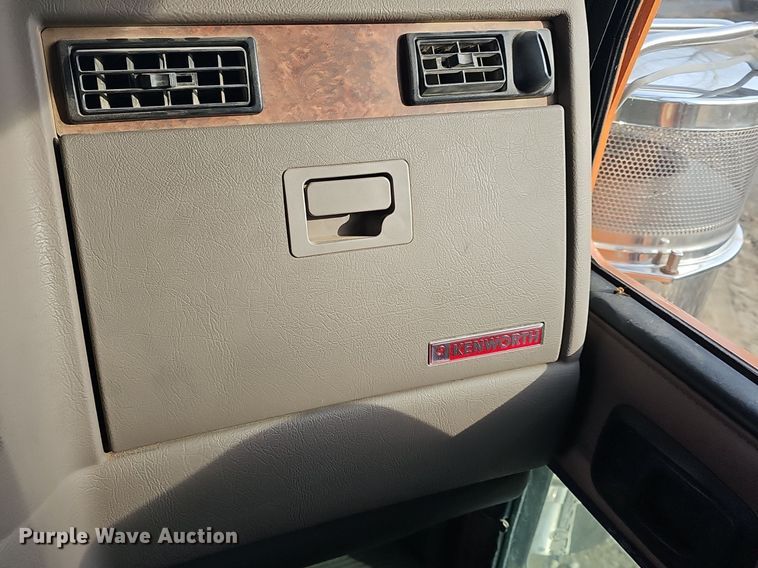 image for item DR5942 2004 Kenworth  semi truck