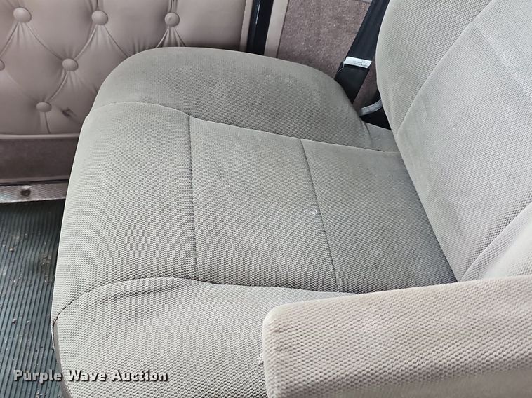 image for item DR5942 2004 Kenworth  semi truck