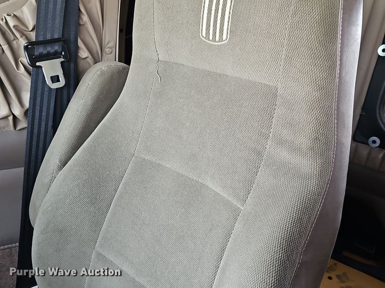 image for item DR5942 2004 Kenworth  semi truck