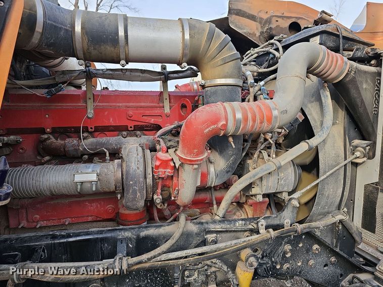 image for item DR5942 2004 Kenworth  semi truck