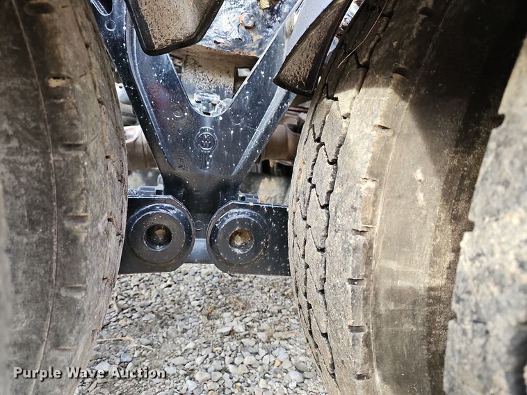 image for item DR5942 2004 Kenworth  semi truck