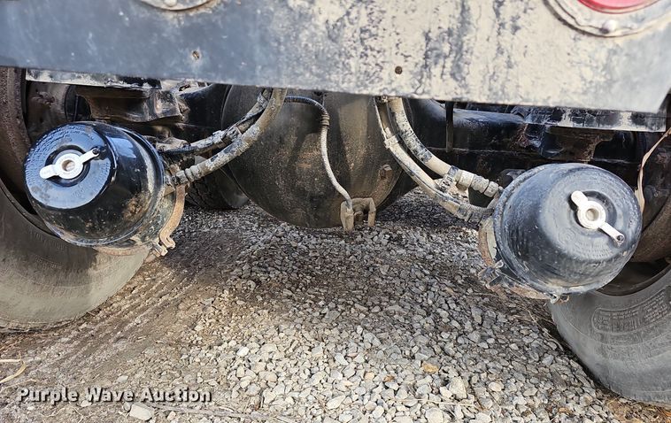 image for item DR5942 2004 Kenworth  semi truck