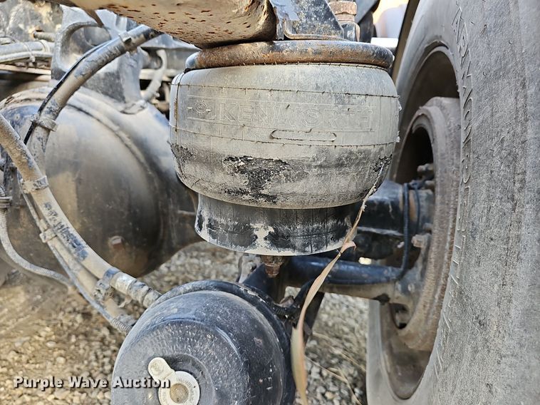 image for item DR5942 2004 Kenworth  semi truck