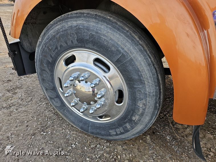 image for item DR5942 2004 Kenworth  semi truck