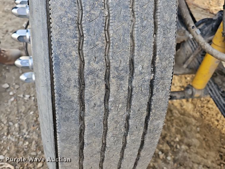 image for item DR5942 2004 Kenworth  semi truck