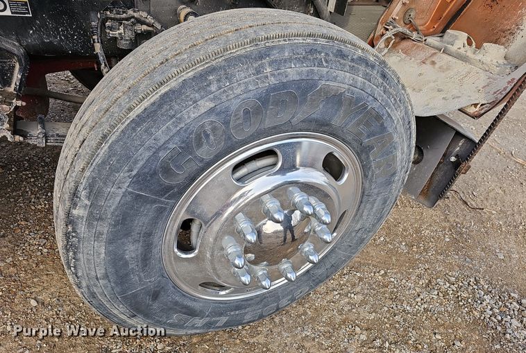 image for item DR5942 2004 Kenworth  semi truck