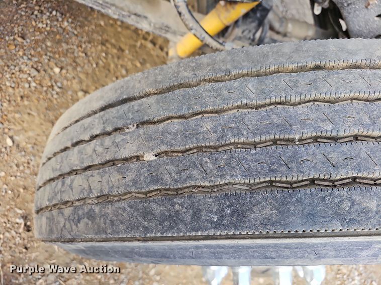 image for item DR5942 2004 Kenworth  semi truck