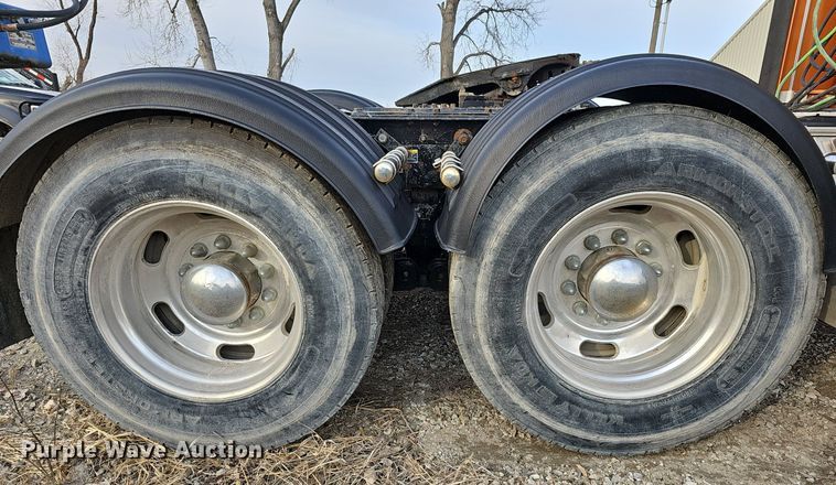 image for item DR5942 2004 Kenworth  semi truck