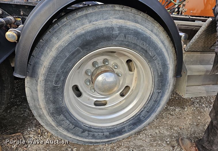 image for item DR5942 2004 Kenworth  semi truck