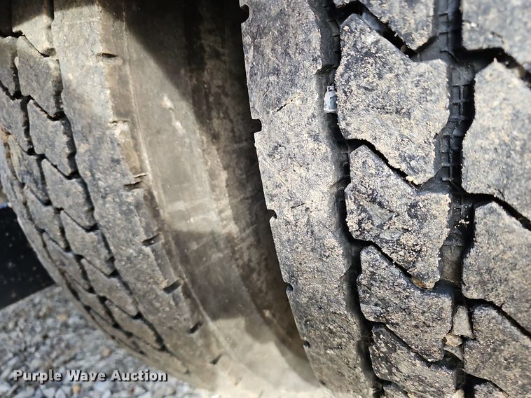 image for item DR5942 2004 Kenworth  semi truck