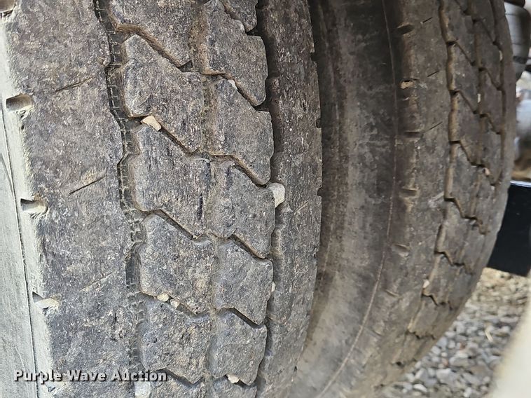 image for item DR5942 2004 Kenworth  semi truck