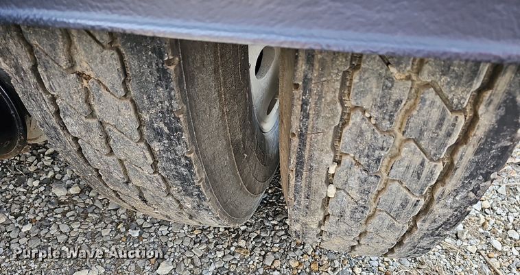 image for item DR5942 2004 Kenworth  semi truck