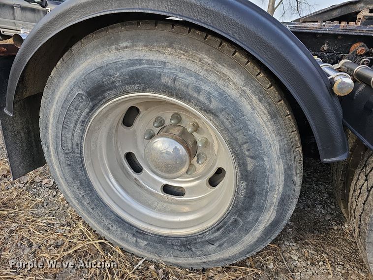 image for item DR5942 2004 Kenworth  semi truck