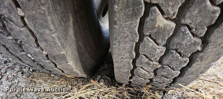 image for item DR5942 2004 Kenworth  semi truck