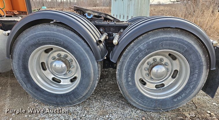 image for item DR5942 2004 Kenworth  semi truck