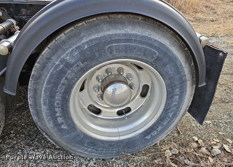 image for item DR5942 2004 Kenworth  semi truck