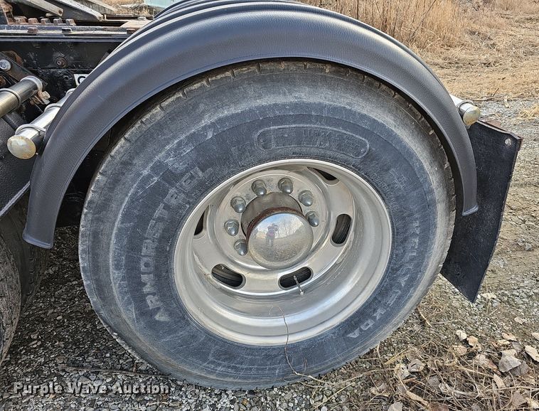 image for item DR5942 2004 Kenworth  semi truck