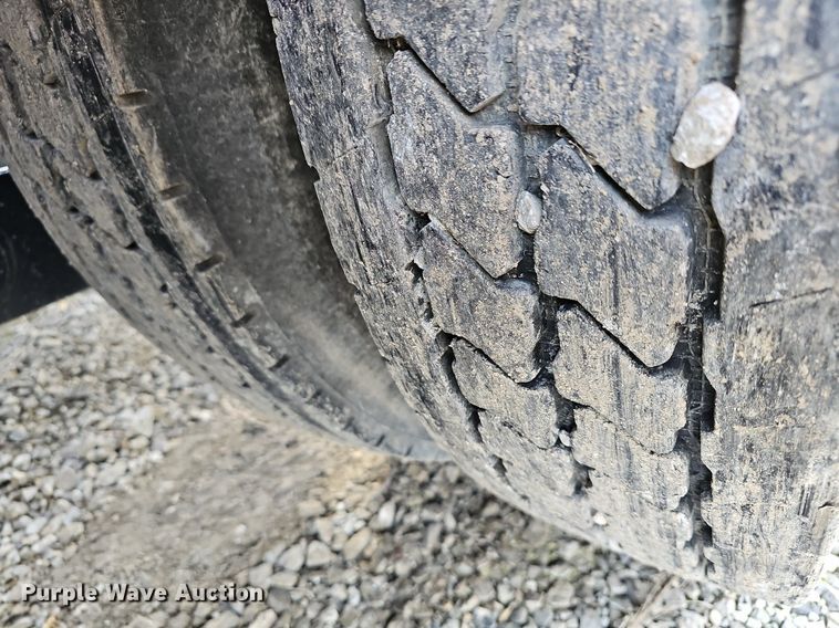 image for item DR5942 2004 Kenworth  semi truck