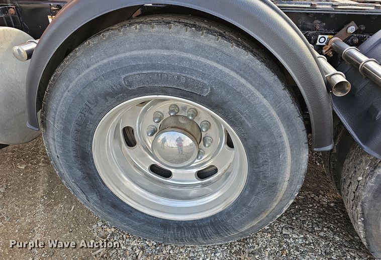 image for item DR5942 2004 Kenworth  semi truck