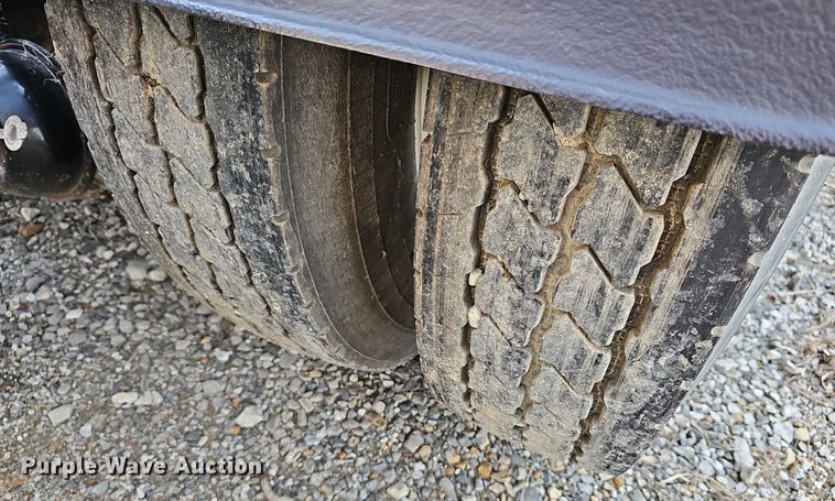 image for item DR5942 2004 Kenworth  semi truck