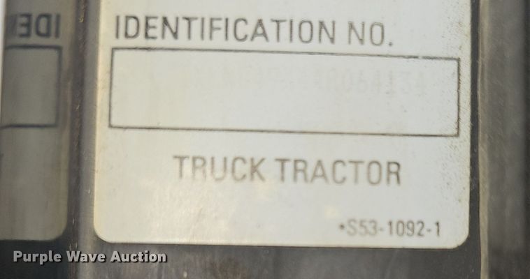 image for item DR5942 2004 Kenworth  semi truck