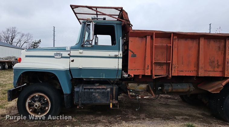 image for item DR5949 1973 Ford 8000  manure spreader truck