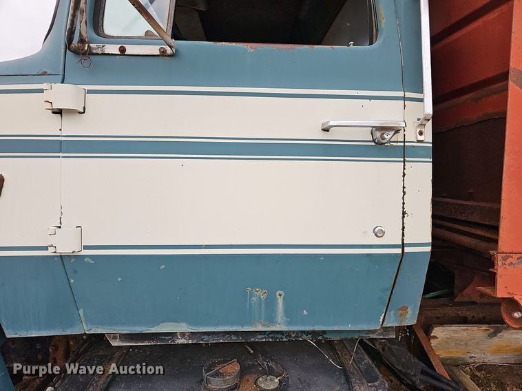 image for item DR5949 1973 Ford 8000  manure spreader truck