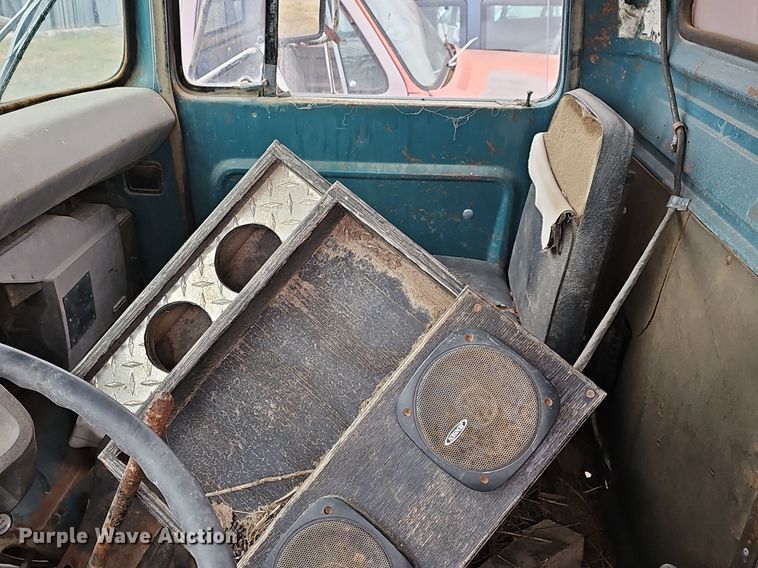 image for item DR5949 1973 Ford 8000  manure spreader truck