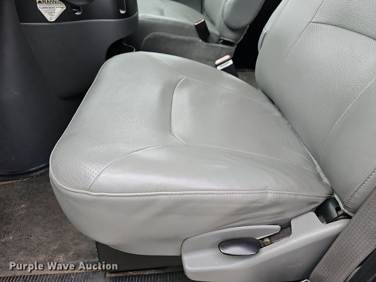 image for item DR5979 2006 Ford E350 Super Duty XL  van