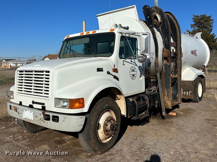 image for item IB9282 2002 International 4900  refuse truck