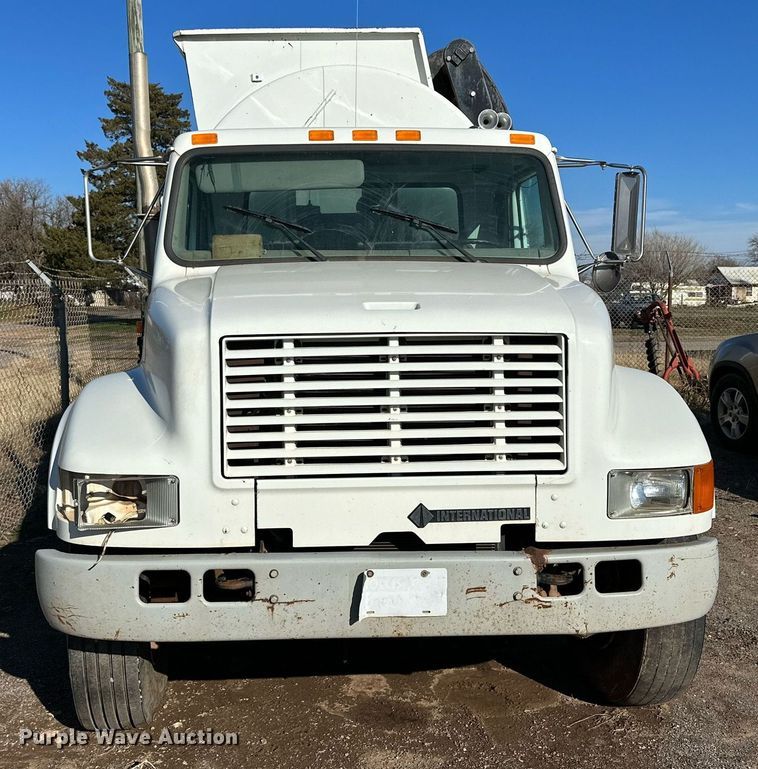 image for item IB9282 2002 International 4900  refuse truck