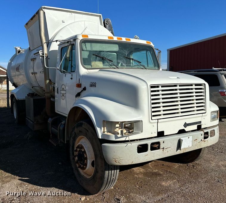 image for item IB9282 2002 International 4900  refuse truck