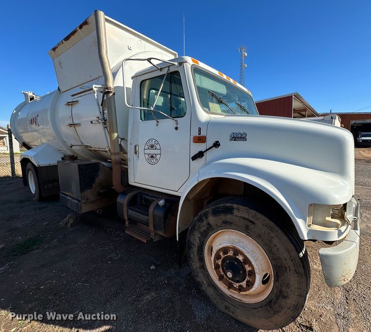 image for item IB9282 2002 International 4900  refuse truck