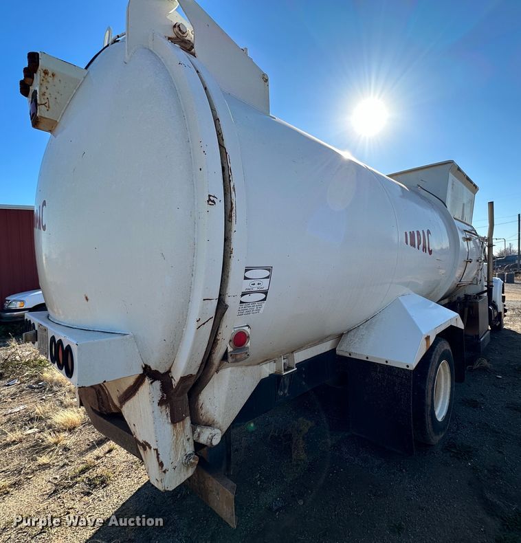 image for item IB9282 2002 International 4900  refuse truck