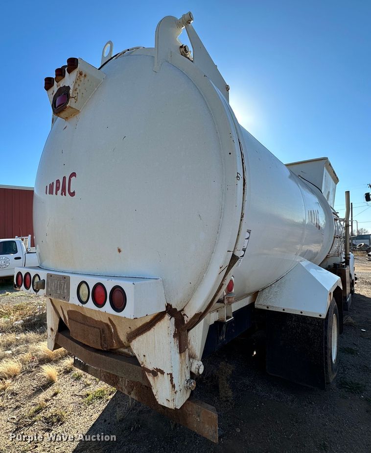 image for item IB9282 2002 International 4900  refuse truck