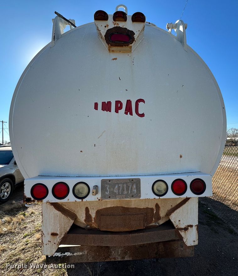 image for item IB9282 2002 International 4900  refuse truck