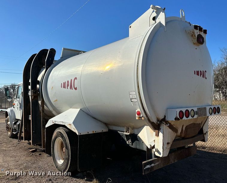 image for item IB9282 2002 International 4900  refuse truck