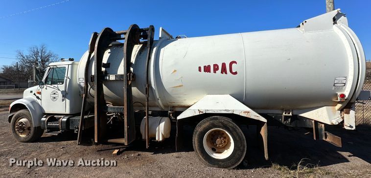 image for item IB9282 2002 International 4900  refuse truck
