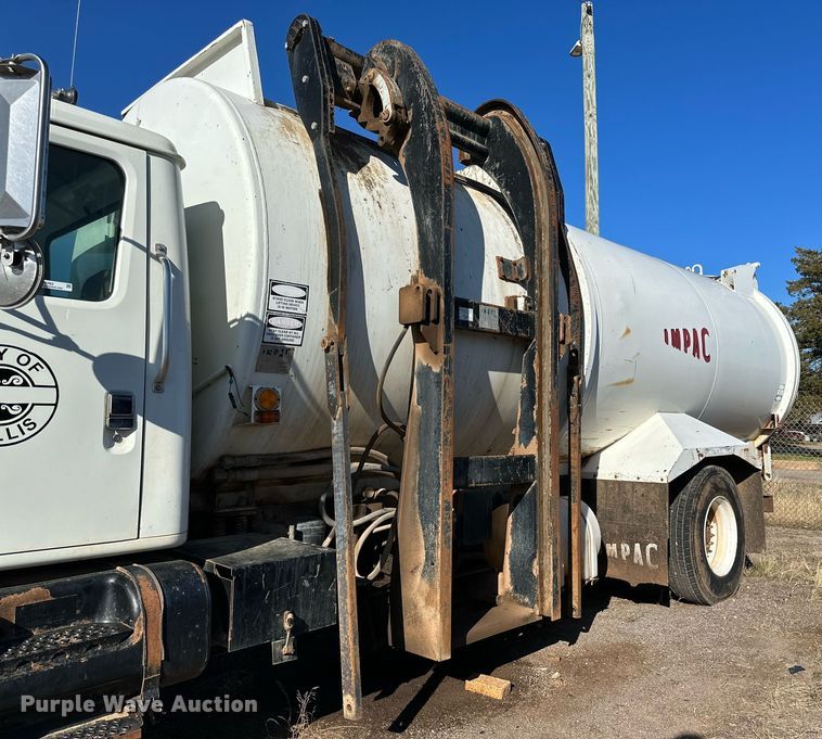 image for item IB9282 2002 International 4900  refuse truck