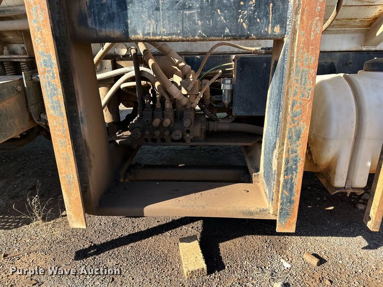 image for item IB9282 2002 International 4900  refuse truck