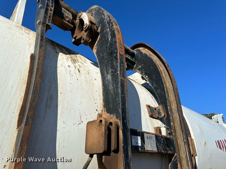 image for item IB9282 2002 International 4900  refuse truck