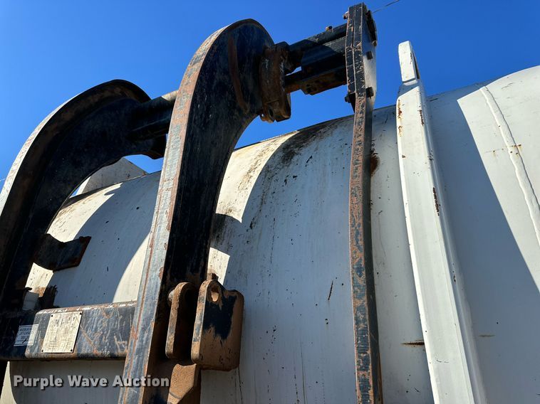 image for item IB9282 2002 International 4900  refuse truck